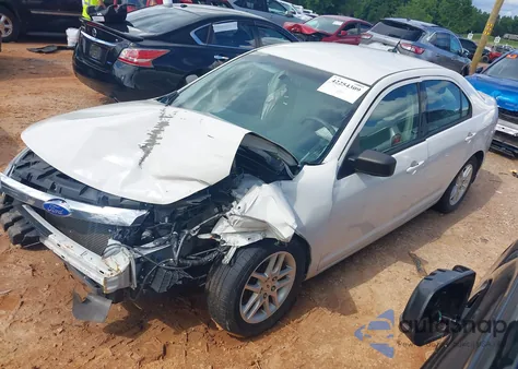 2011 Ford Fusion S z USA, uszkodzony, nr VIN 3FAHP0GAXBR268804